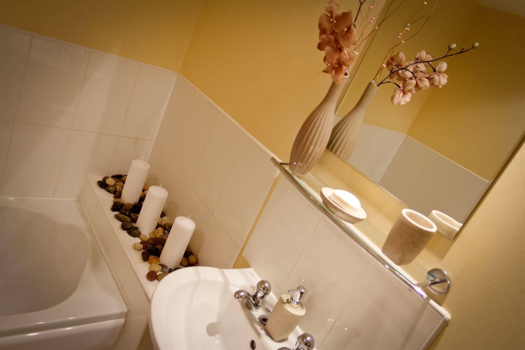 The Lindley Suite - Simple2Let Serviced Apartments Huddersfield Exterior foto